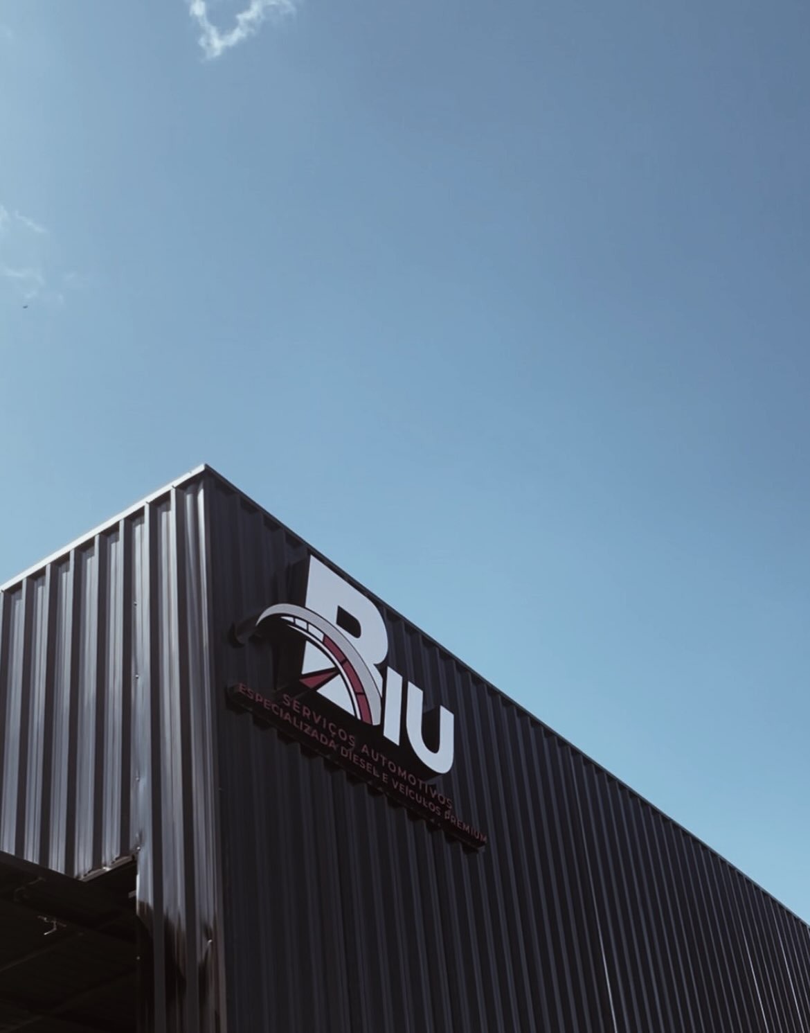 Fachada da Biu Serviços Automotivos com letreiro da marca
