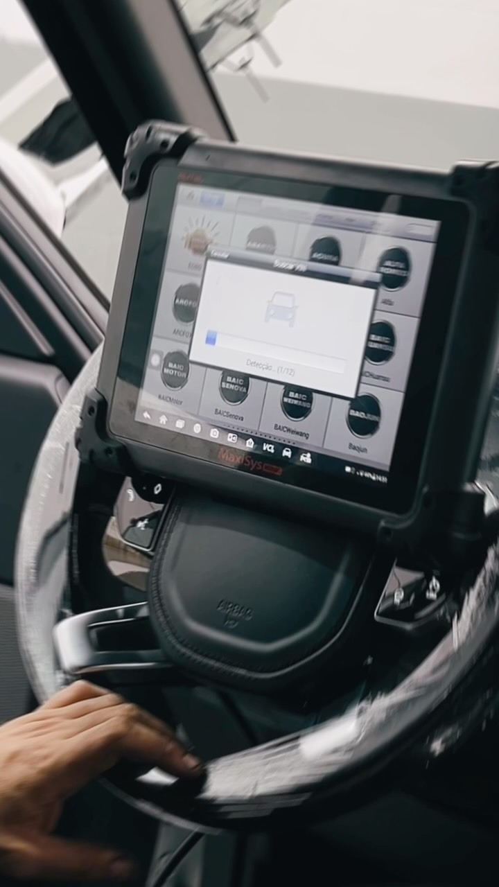 Scanner de diagnóstico automotivo conectado ao veículo na oficina Biu