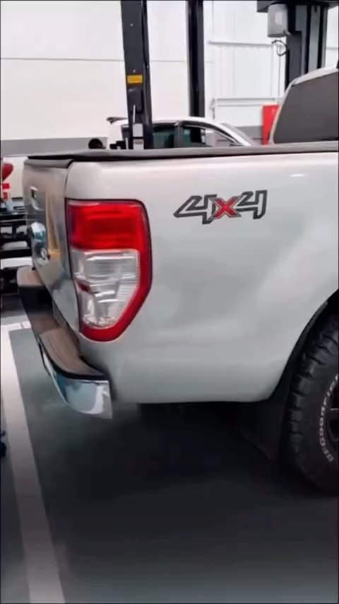 Picape 4x4 branca em atendimento na oficina