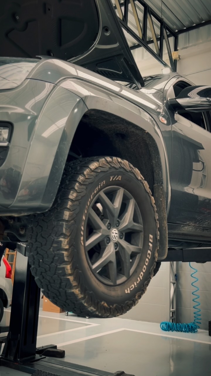 Picape 4x4 no elevador da oficina para revisão